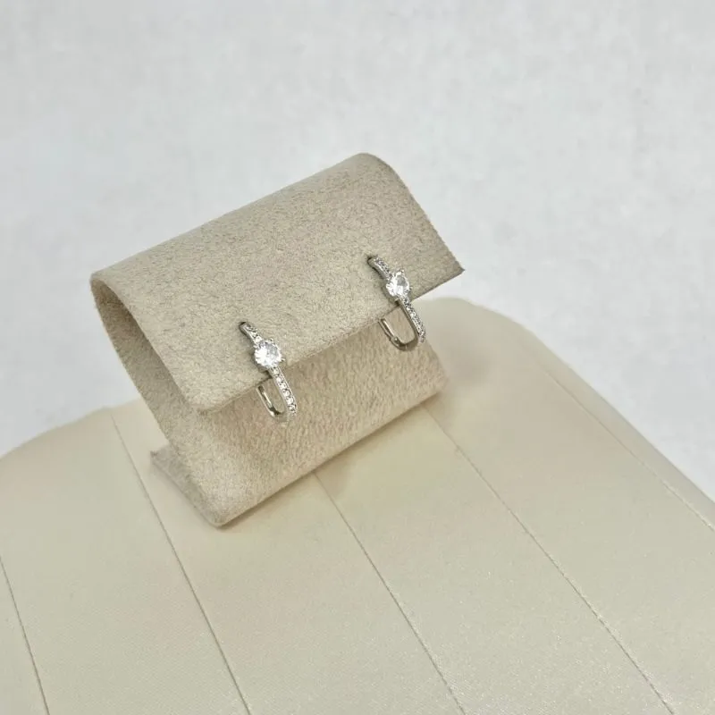 BRINCO ARGOLA FINA RETANGULAR COM MICRO ZIRCONIAS