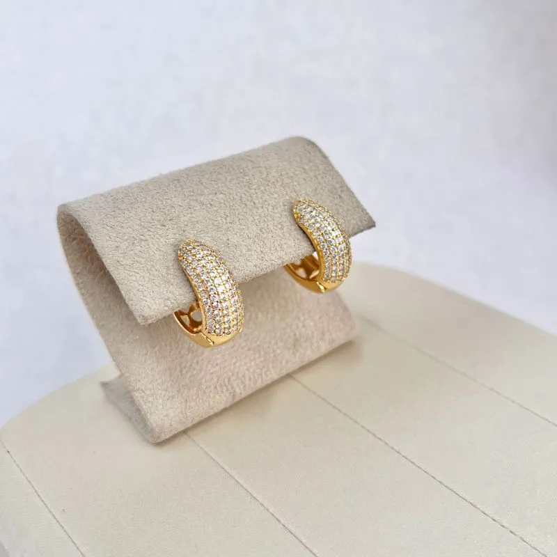 BRINCO ARGOLA GOTA ARTICULADA MICRO ZIRCONIAS / DETALHES EM CORAÇÃO