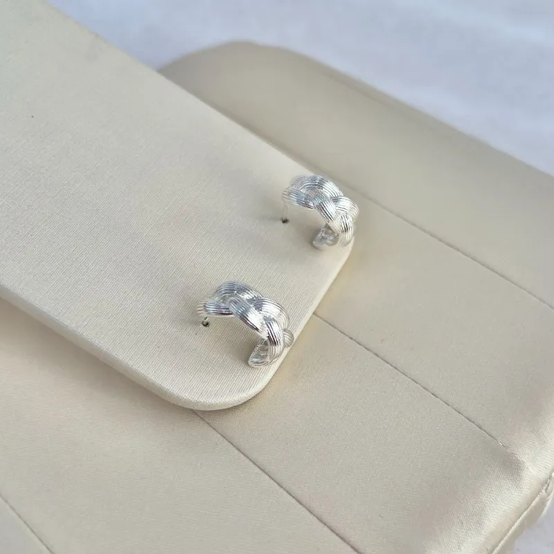 BRINCO ARGOLA TRANÇADA FIOS