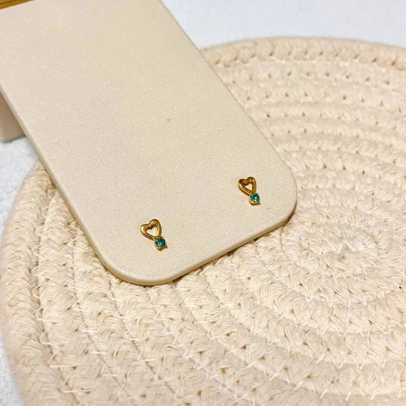 BRINCO CORAÇÃO VAZADO COM PEDRINHA AZUL