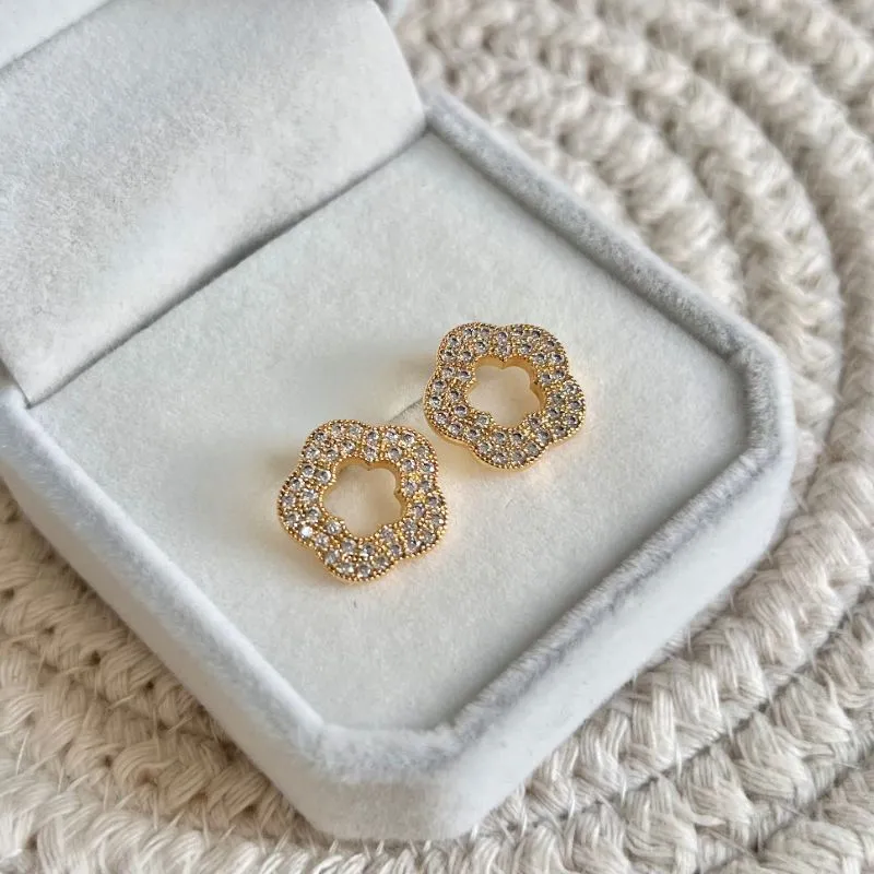 BRINCO FLOR DE ZIRCONIA VAZADA