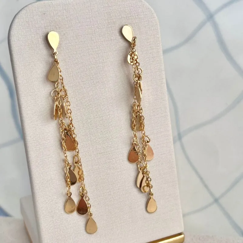 BRINCO LONGO MEDALHAS EM FORMATO DE GOTA