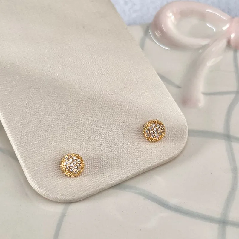 BRINCO MEIA BOLA CRAVEJADA 7,6MM