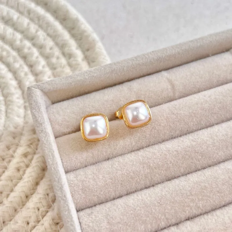 BRINCO MEIA PÉROLA QUADRADA 9,5MM