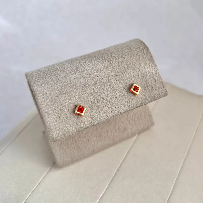 BRINCO MINI QUADRADO STRASS - VERMELHO