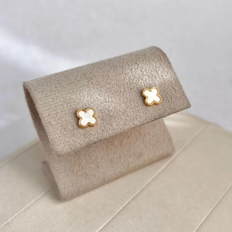 BRINCO MINI TREVO  MADRE PÉROLA BRANCO