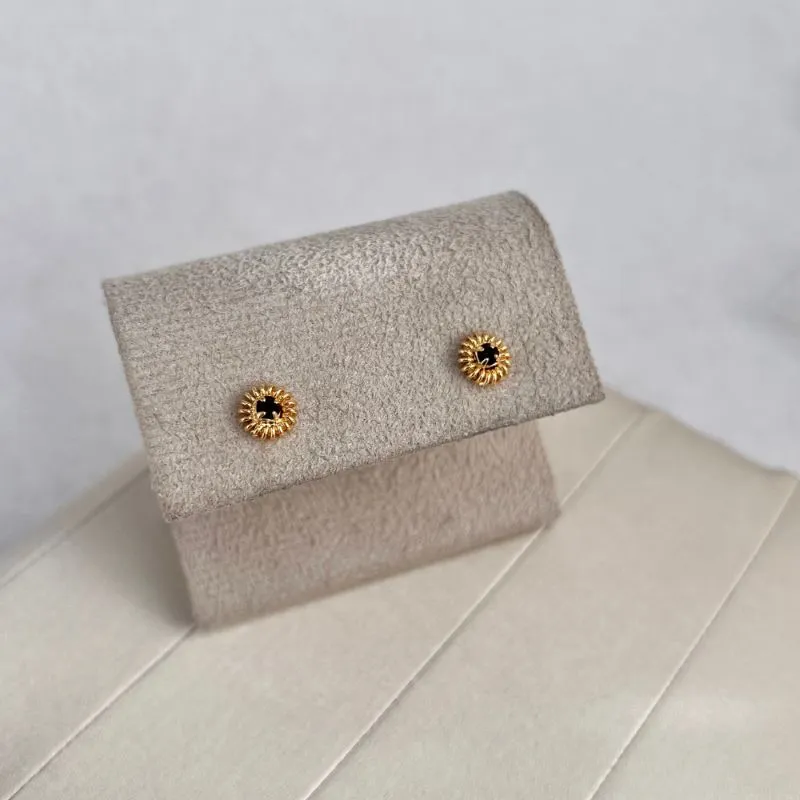 BRINCO PEDRINHA PRETA STRASS COM ACAMANETO EM MOLA