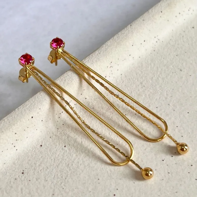 BRINCO PÊNDULO COM PEDRA RUBI