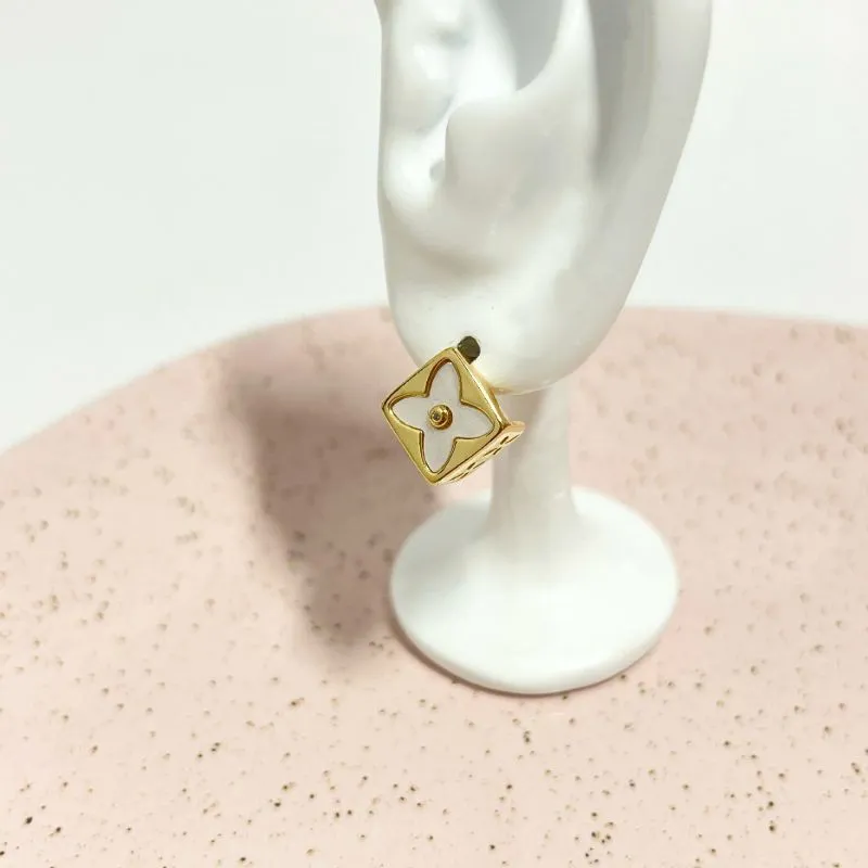 BRINCO QUADRADO COM TREVO EM MADRE PÉROLA