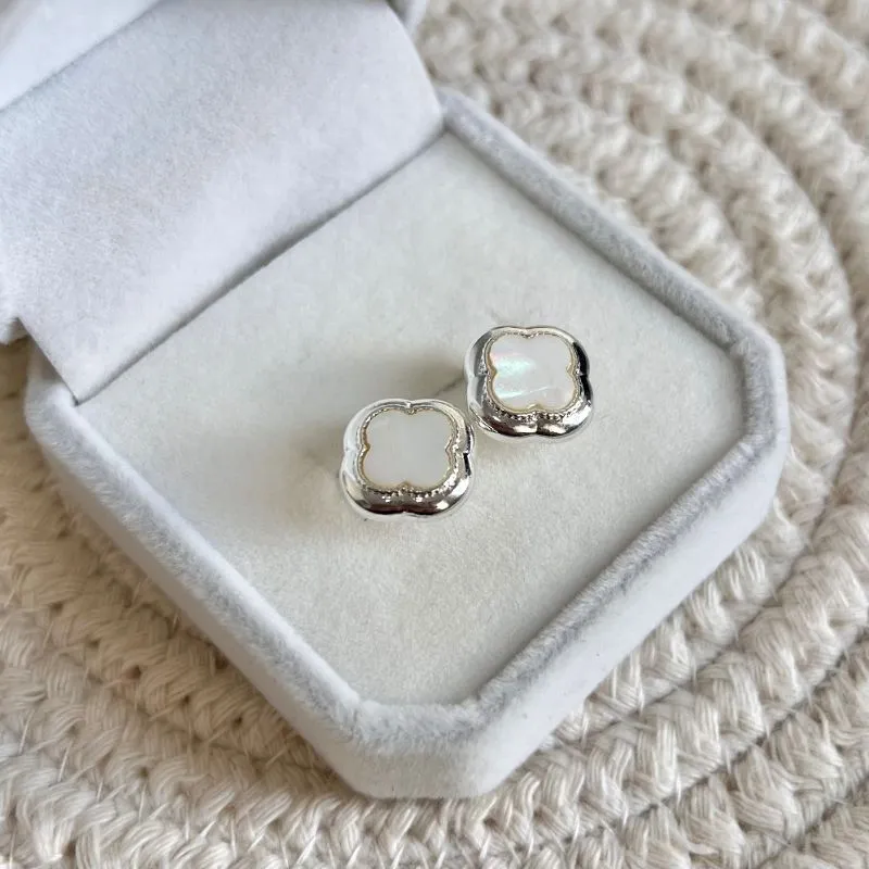 BRINCO TREVO MADRE PÉROLA BRANCA 12MM