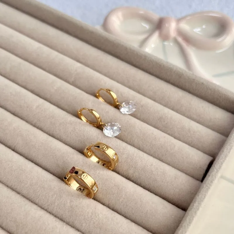 DUPLA BRINCO ARGOLA ARTICULADA CARTIER E PONTO DE LUZ