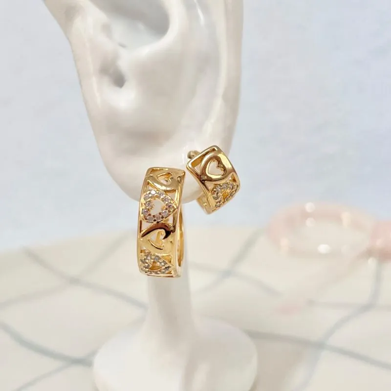 DUPLA BRINCO DE ARGOLA CORAÇÕES VAZADOS E CRAVEJADOS