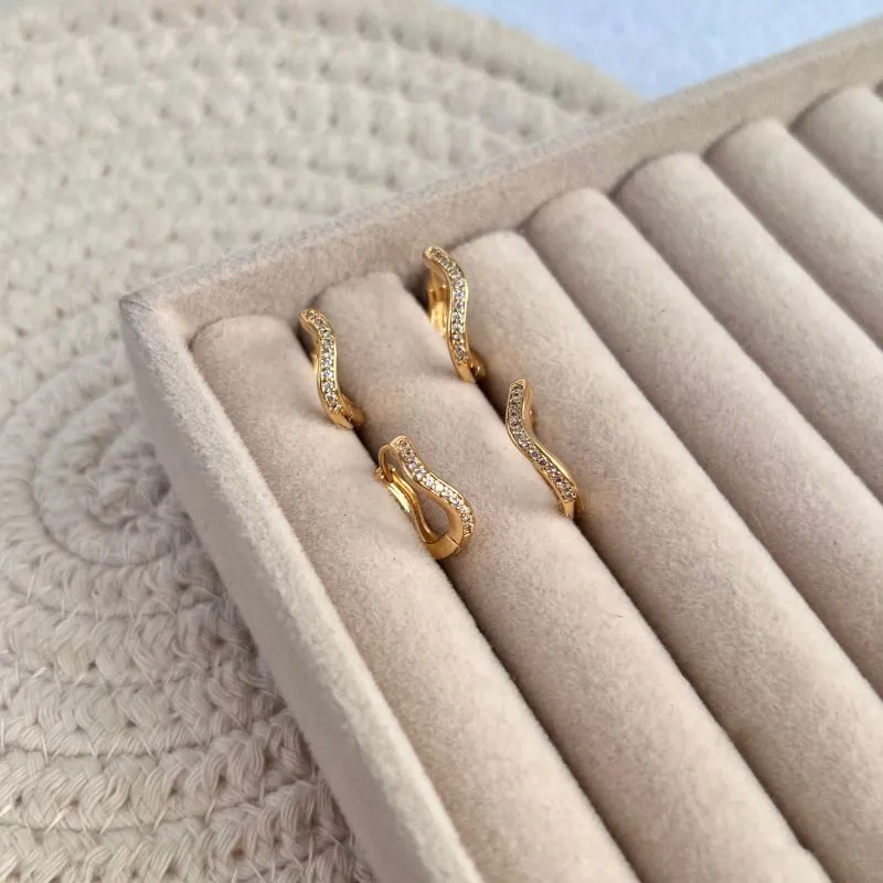 DUPLA BRINCOS ARGOLAS ONDULADAS COM MICRO ZIRCONIA