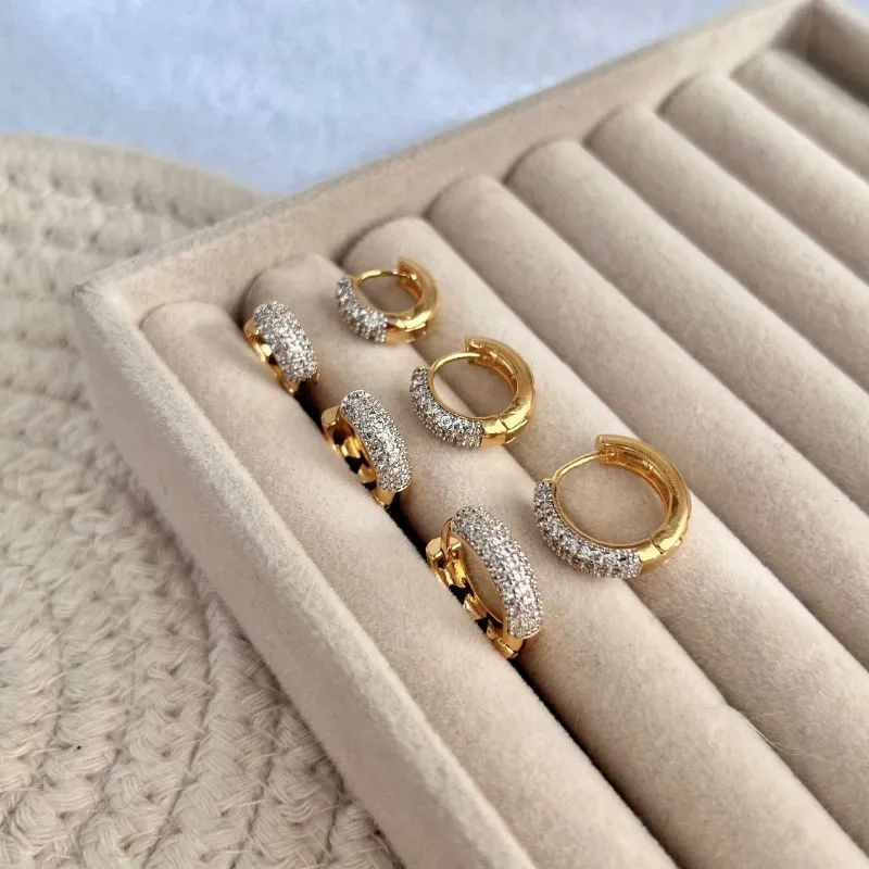 TRIO DE BRINCO ARGOLAS ARTICULADA  CRAVEJADAS ACABAMENTO COM CANETA DE RÓDIO