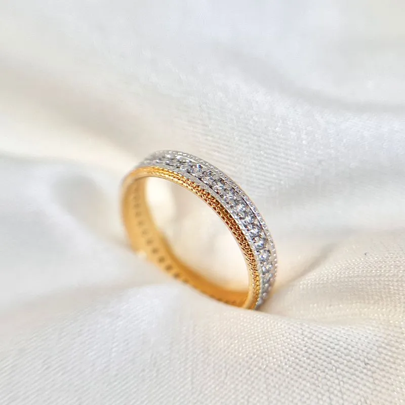 ANEL MEIA ALIANÇA ARO TODO EM ZIRCONIAS E DETALHES EM RÓDIO BRANCO