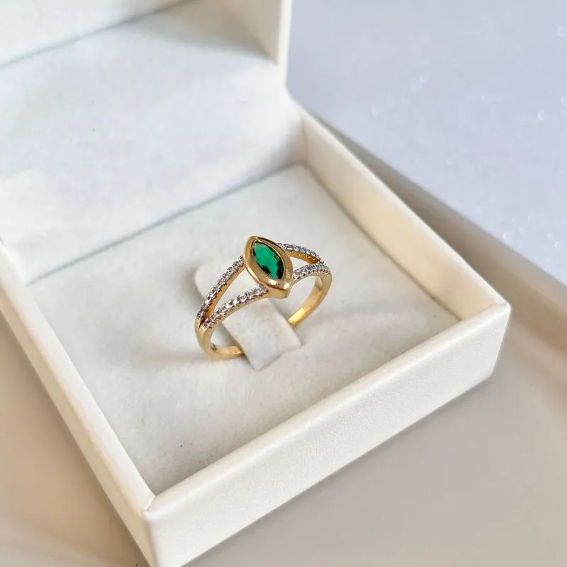 ANEL PEDRA NAVETE VERDE ESMERALDA COM CRAVAÇÃO INGLESA