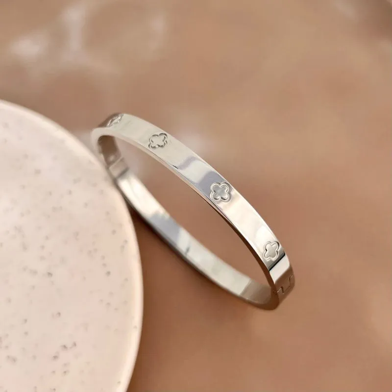 BRACELETE AÇO INOX TREVOS EM BAIXO RELEVO