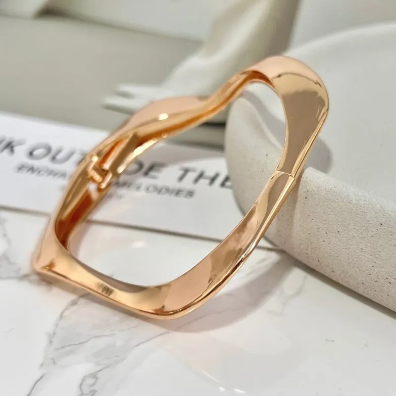 BRACELETE BOLD QUADRADO COM ONDAS