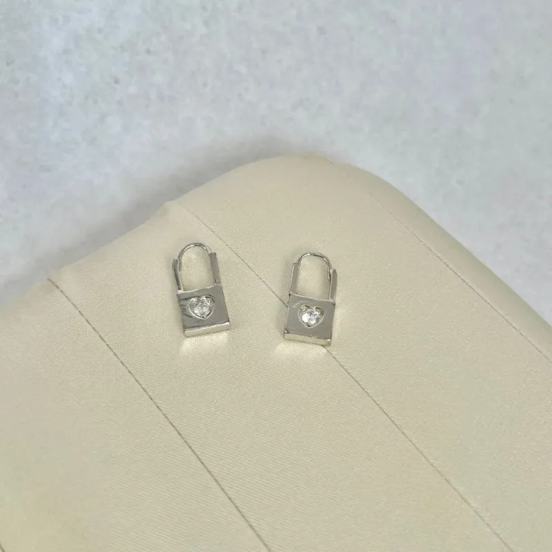 BRINCO ARGOLA CADEADO COM PEDRA CORAÇÃO