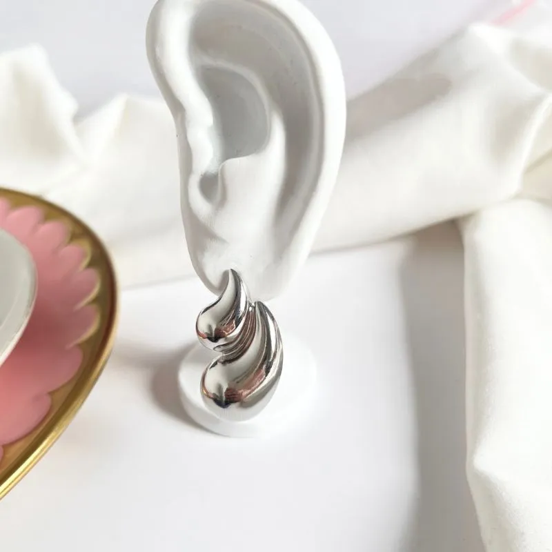 BRINCO CHAPA 2 GOTAS DE TAMANHOS DIFERENTES