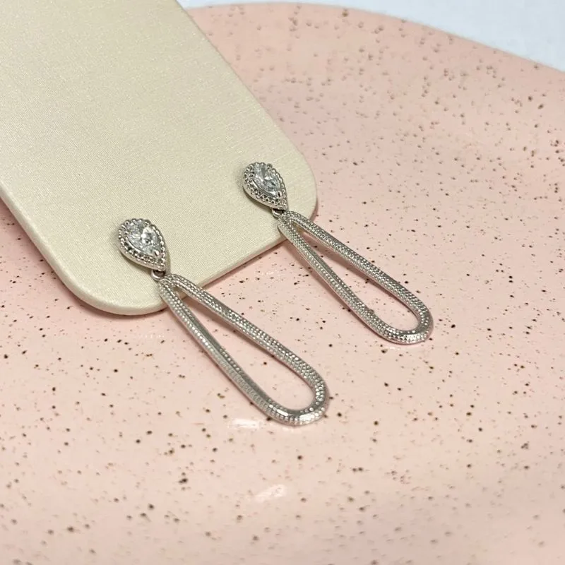 BRINCO LONGO COM 1 ZIRCONIA GOTA