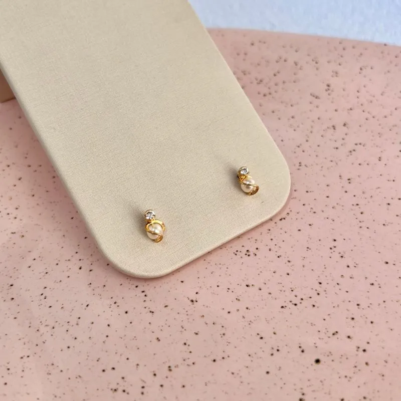 BRINCO MINI PÉROLA COM TRABALHADO E PONTO DE LUZ