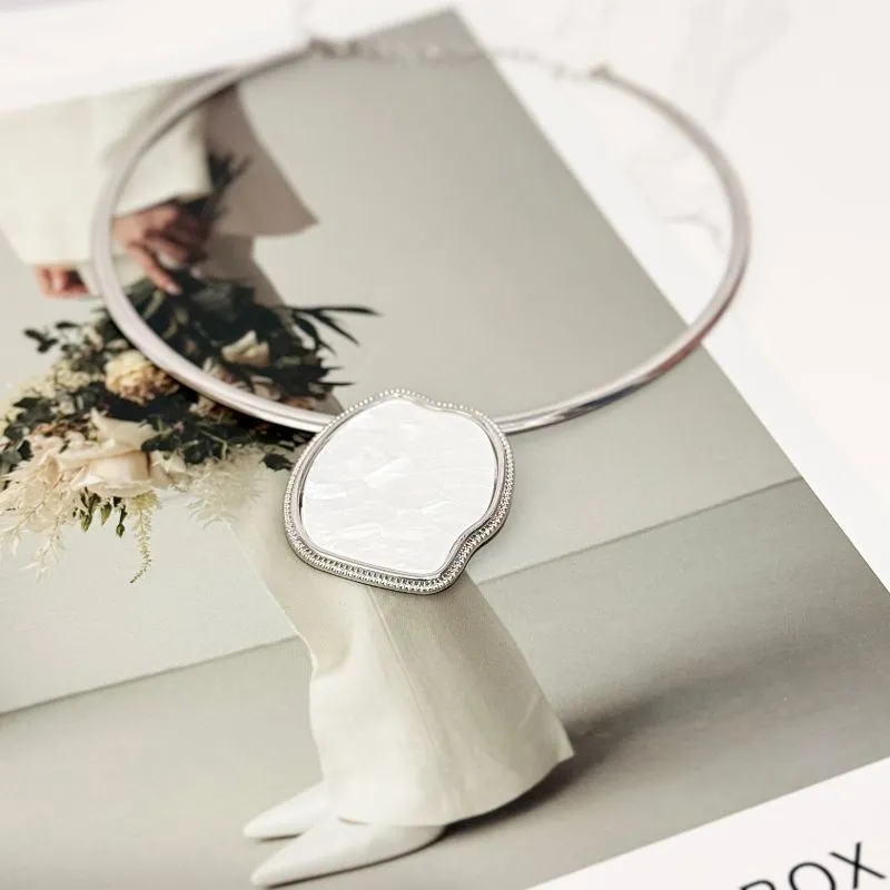 COLAR ARO COM PINGENTE EM MADRE PÉROLA