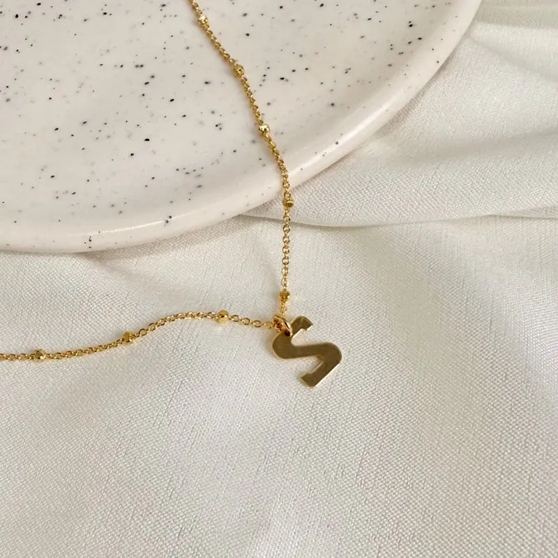 COLAR DELICADO BOLINHAS COM LETRA - S