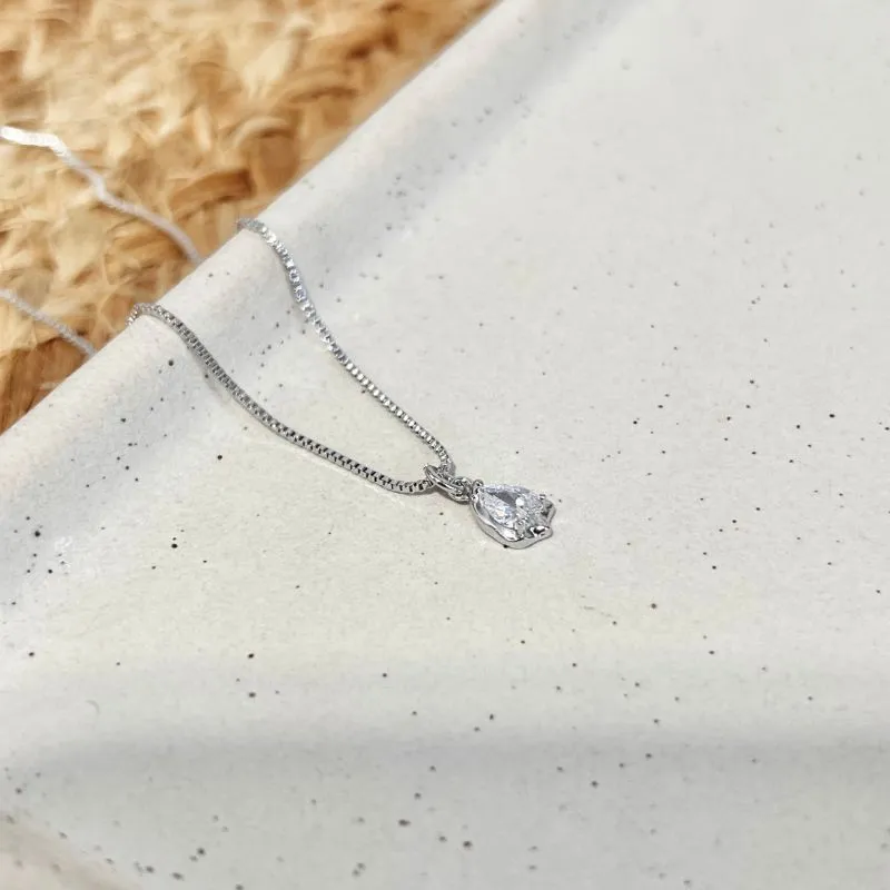 COLAR GOTA DE ZIRCONIA COM ACABAMENTO ORGÂNICO