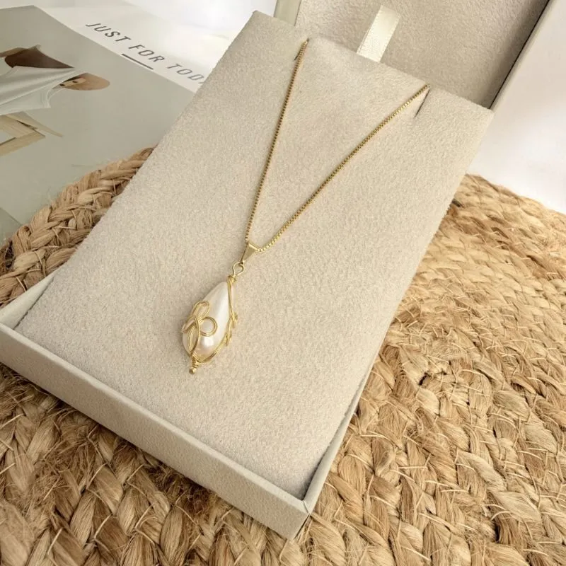 COLAR PÉROLA COM DETALHES EM FIOS DOURADOS