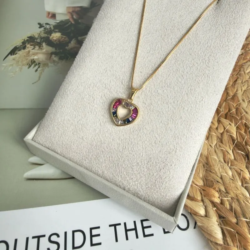 COLAR PINGENTE DE CORAÇÃO BAGUETES COLORIDAS