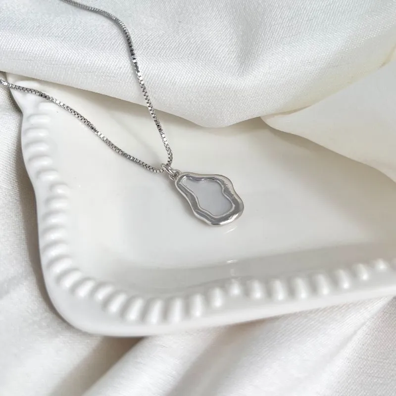 COLAR PINGENTE ORGÂNICO COM ACRÍLICO MADRE PÉROLA