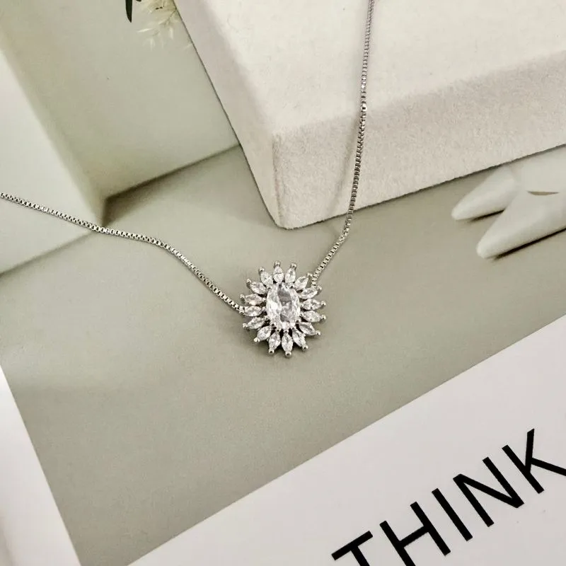 COLAR PINGENTE OVAL COM NAVETES