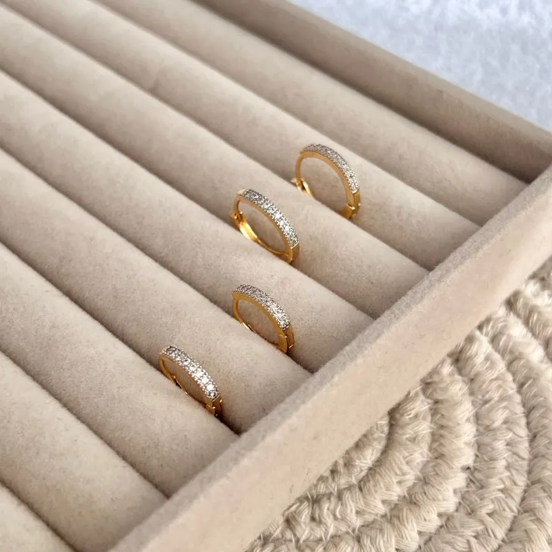 DUPLA ARGOLAS ARTICULADAS QUADRADA FINA E CRAVEJADA COM CANETA DE RÓDIO