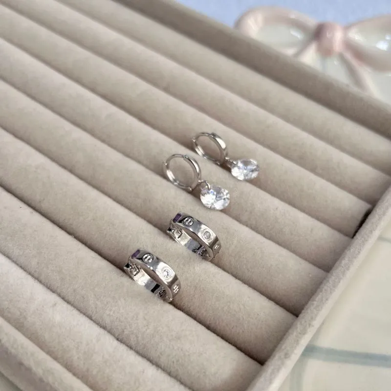 DUPLA BRINCO ARGOLA ARTICULADA CARTIER E PONTO DE LUZ