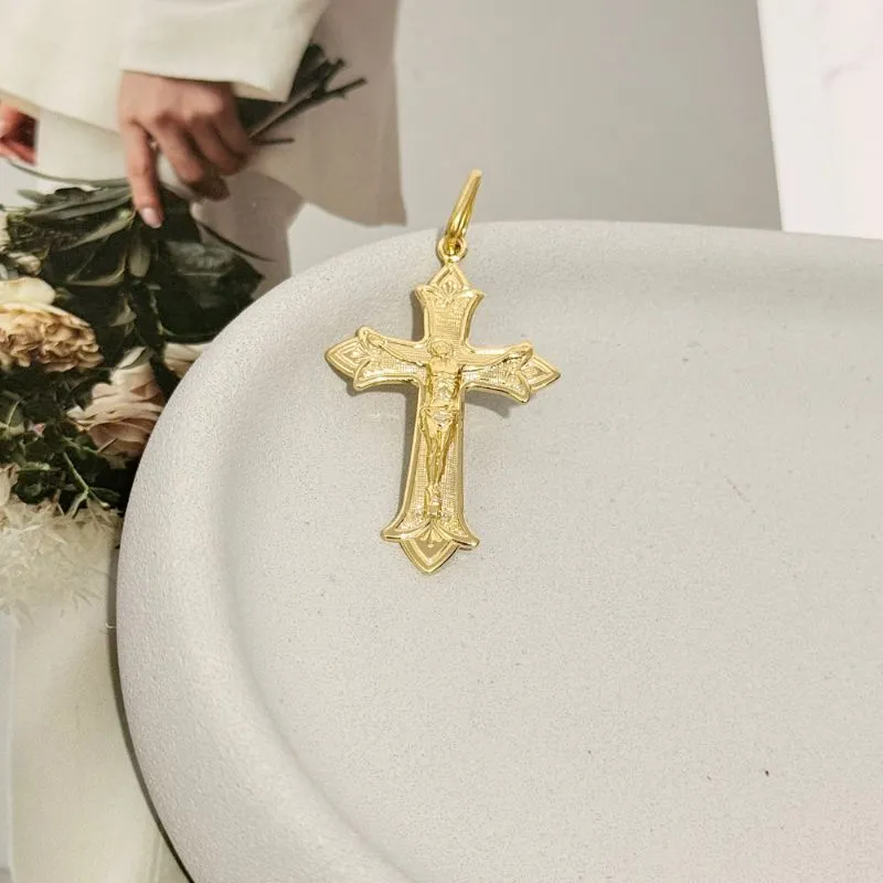 PINGENTE CRUZ TRABALHADA NAS PONTAS COM JESUS CRISTO