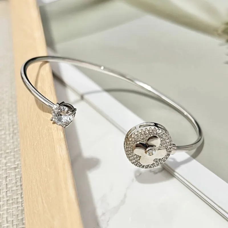 BRACELETE ABERTO TREVO E PONTO DE LUZ