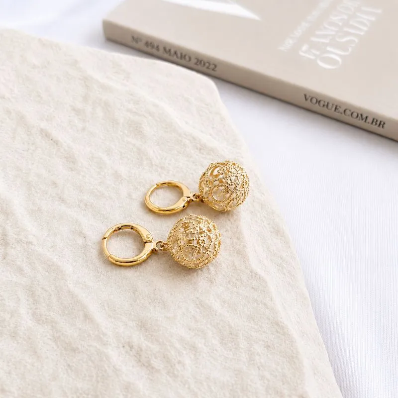 BRINCO ARGOLA CLICK ESFERA VAZADA E ZIRCONIAS DENTRO