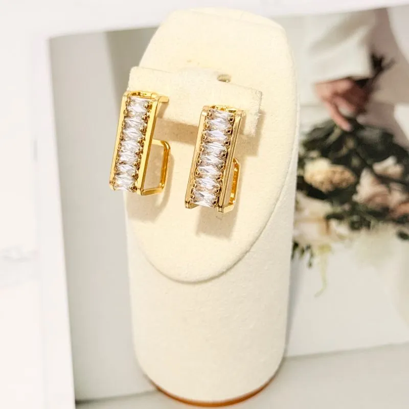 BRINCO ARGOLA QUADRADA COM ZIRCONIAS BAQUETES