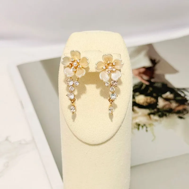 BRINCO FLOR MADRE PÉROLA E ZIRCONIAS