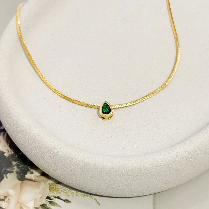 COLAR FITA COM PINGENTE DE GOTA VERDE ESMERALDA