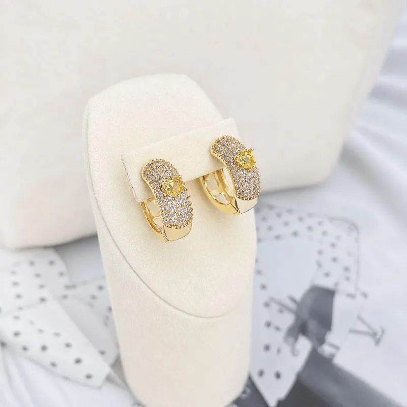 BRINCO ARGOLA CRAVEJADA COM CORAÇÃO AMARELO 2CM