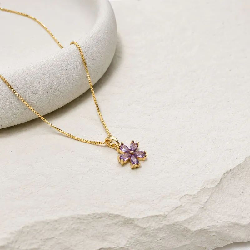 COLAR FLOR DE ZIRCONIAS LILÁS EM FORMATO DE GOTA