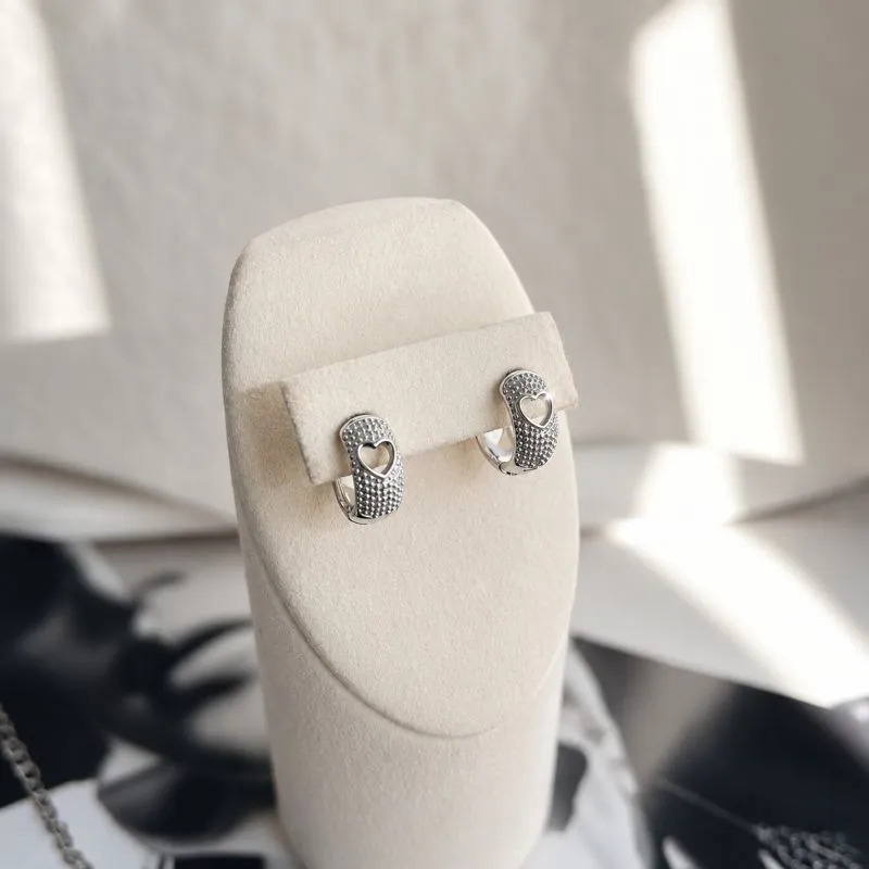 BRINCO ARGOLA TRABALHADA COM CORAÇÃO VAZADO