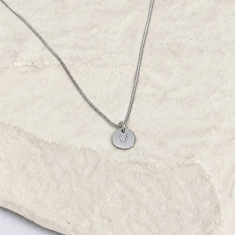 COLAR MINI MEDALHA DE LETRA - V