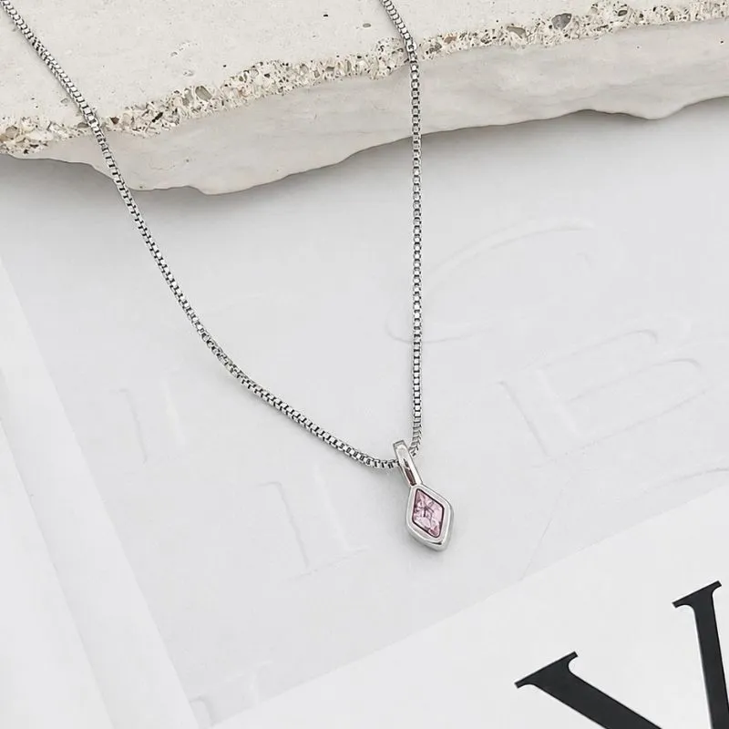 COLAR PINGENTE GEOMÉTRICO ROSA