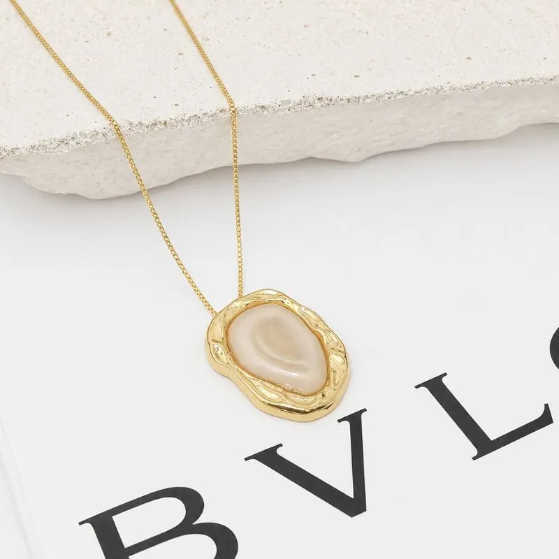 COLAR PINGENTE OVAL ORGÂNICO COM PEDRA BEGE