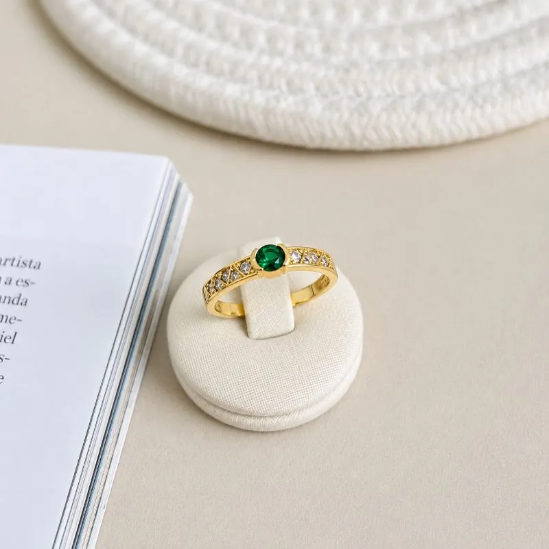 ANEL SOLITÁRIO COM MICRO ZIRCONIA E PEDRA VERDE ESMERALDA