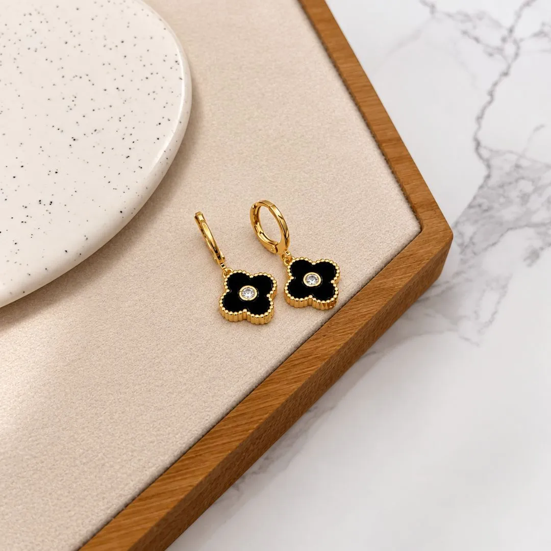 BRINCO ARGOLA CLICK TREVO MADRE PÉROLA PRETO E ZIRCONIA