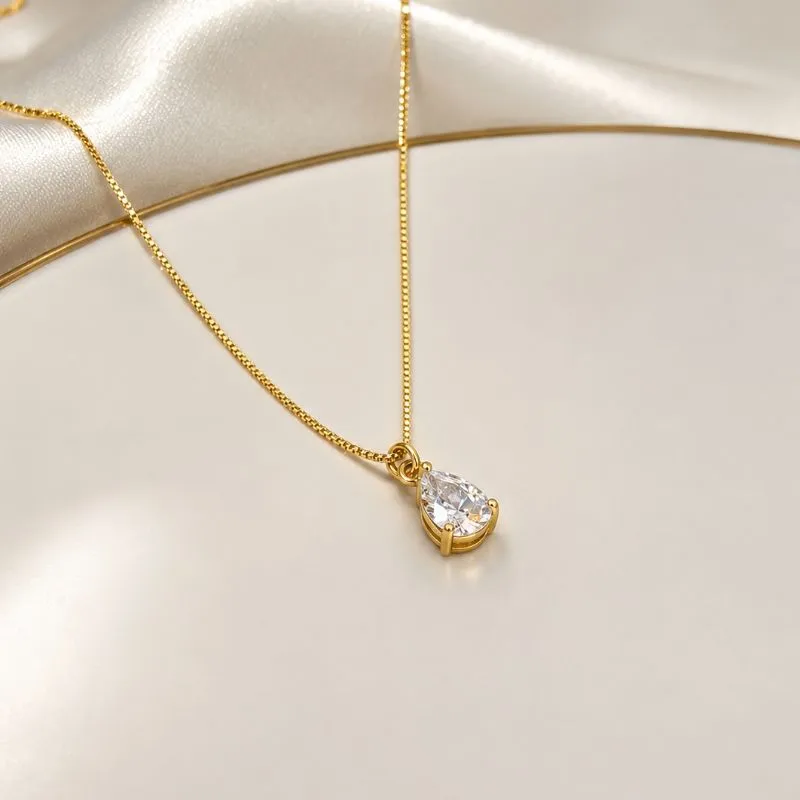 COLAR COM PINGENTE GOTA CRISTAL
